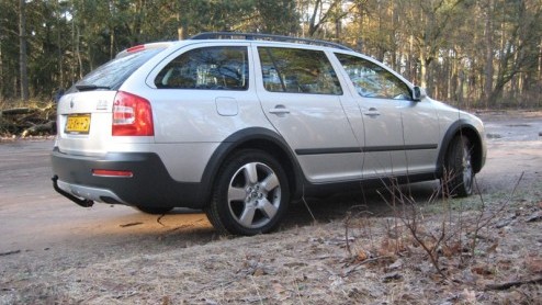 Je kunt ze Cross of Crossroad noemen, de toevoeging XC, Outdoor of Freetrack geven, maar in feite komt het  net als bij de Skoda Octavia Scout 4x4 - op hetzelfde neer. Geef een bestaand model een sto