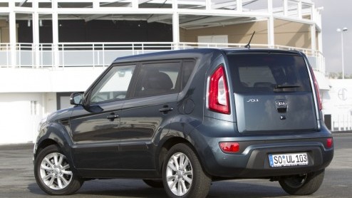 De Kia Soul gaat het nieuwe jaar in met een opgefrist gezicht. Daarbij hoort ook een nieuwe 1.6 liter benzinemotor, met zesbak of automaat. Kia levert de excentrieke Soul in n uitrustingsniveau en d