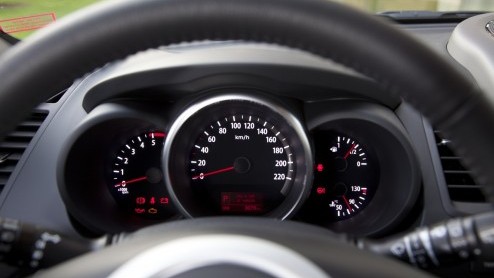 De Kia Soul gaat het nieuwe jaar in met een opgefrist gezicht. Daarbij hoort ook een nieuwe 1.6 liter benzinemotor, met zesbak of automaat. Kia levert de excentrieke Soul in n uitrustingsniveau en d