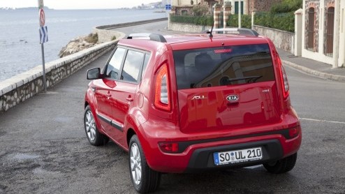 De Kia Soul gaat het nieuwe jaar in met een opgefrist gezicht. Daarbij hoort ook een nieuwe 1.6 liter benzinemotor, met zesbak of automaat. Kia levert de excentrieke Soul in n uitrustingsniveau en d