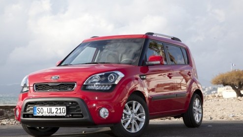 De Kia Soul gaat het nieuwe jaar in met een opgefrist gezicht. Daarbij hoort ook een nieuwe 1.6 liter benzinemotor, met zesbak of automaat. Kia levert de excentrieke Soul in n uitrustingsniveau en d