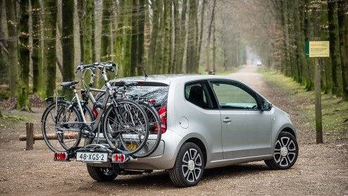 Volkswagen Up nu tijdelijk bij de dealer vanaf 7990 euro. Speciaal voor fietsers is er nu een fietsdragerset beschikbaar.