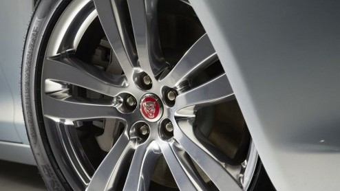 Jaguar voert enkele subtiele updates door voor de XJ modeljaar 2014. De wijzigingen betreffen onder meer nieuwe keuzes voor de aankleding van het interieur en enkele arodynamische aanpassingen.