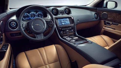 Jaguar voert enkele subtiele updates door voor de XJ modeljaar 2014. De wijzigingen betreffen onder meer nieuwe keuzes voor de aankleding van het interieur en enkele arodynamische aanpassingen.