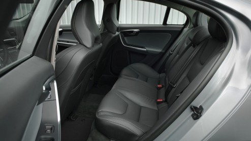 Autotest Volvo XC60 T6 en S60 T6 van modeljaar 2014, aangedreven door een nieuwe 2,0 liter turbomotor met supercharger. Hoe pakt 306 pk op de voorwielen uit, en wat scoort de nieuwe T6 in verbruik?