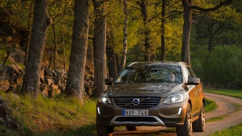 Autotest Volvo XC60 T6 en S60 T6 van modeljaar 2014, aangedreven door een nieuwe 2,0 liter turbomotor met supercharger. Hoe pakt 306 pk op de voorwielen uit, en wat scoort de nieuwe T6 in verbruik?