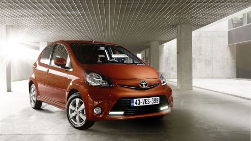 's Werelds meest bekende trio is vernieuwd! De Toyota Aygo, Peugeot 107 en Citroen C1 hebben voor de tweede keer een facelift gekregen. Zie hier de Aygo. Naast een opgefrist uiterlijk doet ook de eenl