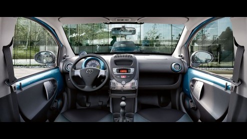 Toyota Aygo Dynamic Blue is speciaal in blauw uitgevoerd voor in- en exterieur. Desgewenst ook in wit of grijs verkrijgbaar. Prijs 9950 euro na aftrek 1500 euro bonus.