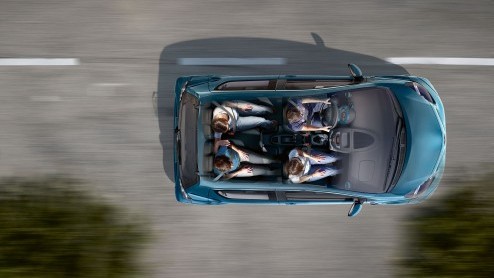 Toyota Aygo Dynamic Blue is speciaal in blauw uitgevoerd voor in- en exterieur. Desgewenst ook in wit of grijs verkrijgbaar. Prijs 9950 euro na aftrek 1500 euro bonus.