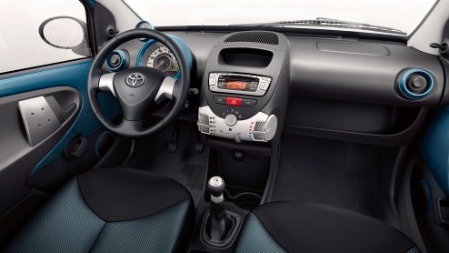 Toyota Aygo Dynamic Blue is speciaal in blauw uitgevoerd voor in- en exterieur. Desgewenst ook in wit of grijs verkrijgbaar. Prijs 9950 euro na aftrek 1500 euro bonus.