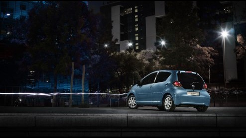 Toyota Aygo Dynamic Blue is speciaal in blauw uitgevoerd voor in- en exterieur. Desgewenst ook in wit of grijs verkrijgbaar. Prijs 9950 euro na aftrek 1500 euro bonus.