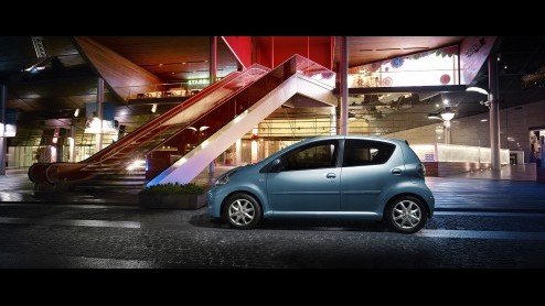 Toyota Aygo Dynamic Blue is speciaal in blauw uitgevoerd voor in- en exterieur. Desgewenst ook in wit of grijs verkrijgbaar. Prijs 9950 euro na aftrek 1500 euro bonus.