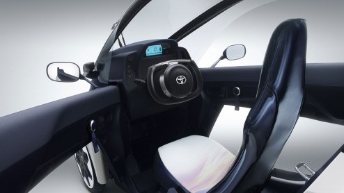 Toyota toont op de Autosalon van Genve deze i-Road concept, een studiemodel naar een elektrische driewieler met ruimte voor twee personen.