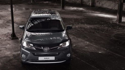 Eigenlijk had Toyota de nieuwe RAV4 tot morgen geheim willen houden, maar voordat de persdagen van de Los Angeles Auto Show de deuren heeft geopend, zijn er al beelden gelekt die de nieuwe SUV in voll