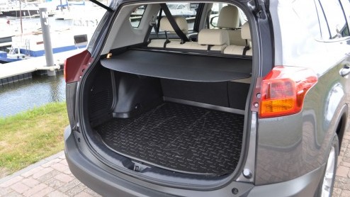 Autotest Toyota RAV4 2.0 D-4D F. De RAV4 markeert het begin van het compacte SUV-tijdperk. Houdt Toyota stand met de vierde generatie RAV4 in deze overvolle vijver? Is de RAV4 nog steeds trendsetter?