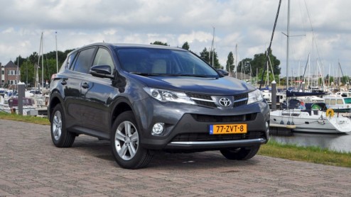 Autotest Toyota RAV4 2.0 D-4D F. De RAV4 markeert het begin van het compacte SUV-tijdperk. Houdt Toyota stand met de vierde generatie RAV4 in deze overvolle vijver? Is de RAV4 nog steeds trendsetter?