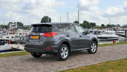 Autotest Toyota RAV4 2.0 D-4D F. De RAV4 markeert het begin van het compacte SUV-tijdperk. Houdt Toyota stand met de vierde generatie RAV4 in deze overvolle vijver? Is de RAV4 nog steeds trendsetter?