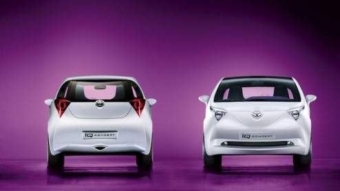 Smart dacht slim te zijn door een compacte tweezits stadsauto op de markt te brengen. Toyota reageert op de IAA met het concept van een mini-stadsauto; de iQ. In tegenstelling tot de smart biedt de iQ