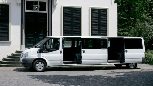 De Ford Transit is niet meer uit het straatbeeld weg te denken. Talloze aannemers en koeriers rijden elke dag af en aan in deze besteller. Ford zet op ludieke wijze de Transit onder de aandacht met de