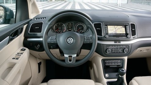 Volkswagen Sharan nu als Comfortline Edition en Highline Edition in de showroom ter vervanging van de gewone Comfortline en Highline. Standaard als zevenzitter.