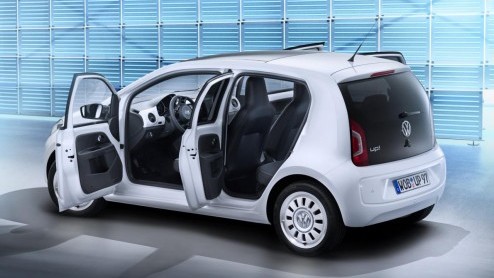 We wisten al dat de vijfdeursversie van de Volkswagen Up! in het verschiet zat en dat deze slechts 315 euro duurder zou worden dan de driedeurs. Foto's van de tweede carrosserievariant hadden we nog n