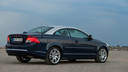Volvo heeft de C70 voor modeljaar 2012 een lichte opknapbeurt gegeven. Facelift is trouwens nog een groot woord, want de wijzigingen beperken zich louter tot wat nieuwe kleuren, wielen en led-dagrijve