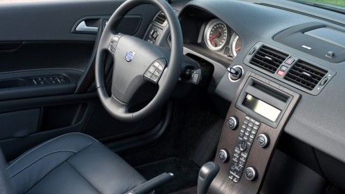 Volvo heeft de C70 voor modeljaar 2012 een lichte opknapbeurt gegeven. Facelift is trouwens nog een groot woord, want de wijzigingen beperken zich louter tot wat nieuwe kleuren, wielen en led-dagrijve