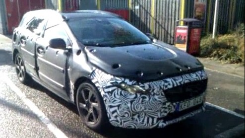 Begin 2012 introduceert Volvo een nieuw vijfdeursmodel, waarschijnlijk onder de naam V40. Hoewel de importeur heeft beloofd nog voor de jaarwisseling concreet te worden, rijdt het prototype vrolijk ro