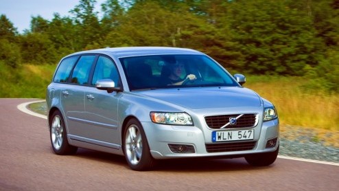 Vandaag nog meer Volvo-nieuws. De Zweedse autofabrikant heeft besloten om de Edition I en Edition II van de Volvo S40 en V50 Edition verder aan te kleden. Met ingang van modeljaar 2009 heeft de import