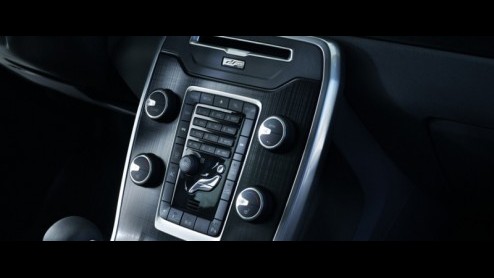 Nu de S60 en V60 bij Volvo zijn vers zijn ingeburgerd laat het merk de S80, V70 en XC70 met hun tijd mee gaan. Het trio krijgt in ieder geval een opgefrist dashboard mee met een nieuwe middentunnel en