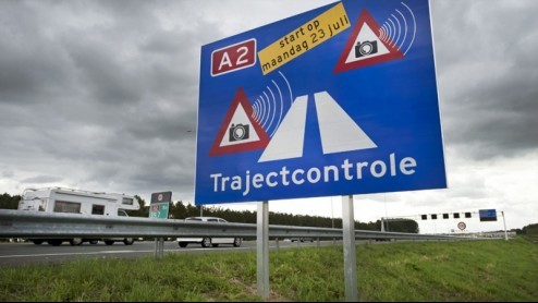 Het aantal verkeersboetes dat bij trajectcontroles is opgelegd, is vorig jaar verdubbeld van 740.000 tot bijna 1,5 miljoen.
