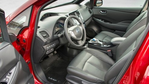 Nissan LEAF op meer dan 100 punten verbeterd. Nu ook aan te schaffen met batterijlease. Prijzen beginnen dan bij 23.980 euro