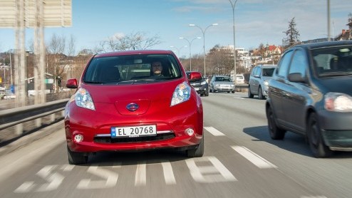 Nissan LEAF op meer dan 100 punten verbeterd. Nu ook aan te schaffen met batterijlease. Prijzen beginnen dan bij 23.980 euro