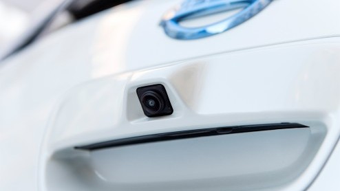 Nissan LEAF op meer dan 100 punten verbeterd. Nu ook aan te schaffen met batterijlease. Prijzen beginnen dan bij 23.980 euro