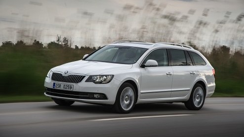Autotest vernieuwde Skoda Superb 1.4 TSI en Superb Combi 1.8 TSI. Vanaf 29 juni bij de dealer. Prijzen starten bij 27.490 euro.