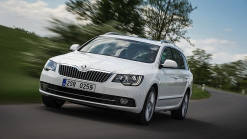 Autotest vernieuwde Skoda Superb 1.4 TSI en Superb Combi 1.8 TSI. Vanaf 29 juni bij de dealer. Prijzen starten bij 27.490 euro.