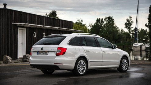 Autotest vernieuwde Skoda Superb 1.4 TSI en Superb Combi 1.8 TSI. Vanaf 29 juni bij de dealer. Prijzen starten bij 27.490 euro.