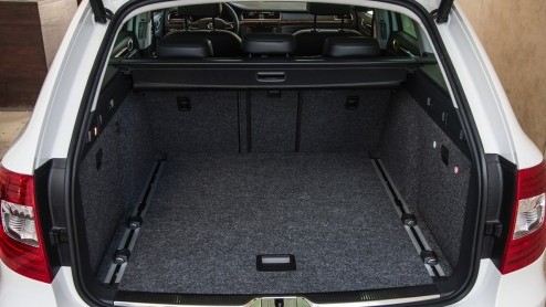 Autotest vernieuwde Skoda Superb 1.4 TSI en Superb Combi 1.8 TSI. Vanaf 29 juni bij de dealer. Prijzen starten bij 27.490 euro.