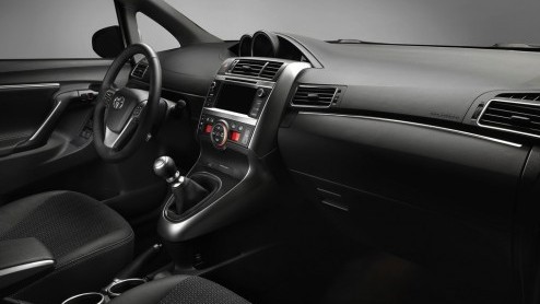 Stapsgewijs geeft Toyota nieuwe informatie over haar modellen vrij. Vandaag komen we meer te weten over de in Parijs gereedstaande Verso facelift, die begin 2013 bij de dealers staat.