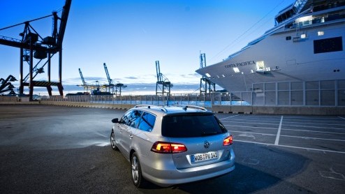 Volkswagen levert de vernieuwde Passat vanaf nu ook met BlueTDI. Dankzij schone katalysatortechniek voldoet deze dieselvariant al aan de emissie-eisen van 2014. Daar is de overheid blij mee en beloont