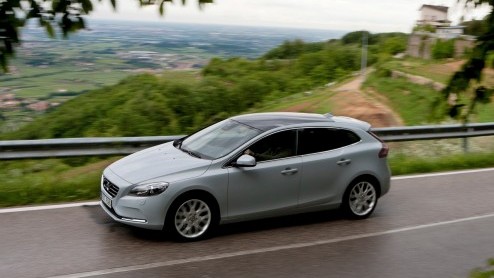 De Volvo S40 en V50 lopen op hun laatste benen maar opvolging is onderweg, want het is de nieuwe V40 die het stokje mag gaan overnemen. Als vijfdeurs hatchback staat de nieuwe Zweed direct tegenover d