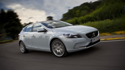 De Volvo S40 en V50 lopen op hun laatste benen maar opvolging is onderweg, want het is de nieuwe V40 die het stokje mag gaan overnemen. Als vijfdeurs hatchback staat de nieuwe Zweed direct tegenover d