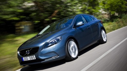 De Volvo S40 en V50 lopen op hun laatste benen maar opvolging is onderweg, want het is de nieuwe V40 die het stokje mag gaan overnemen. Als vijfdeurs hatchback staat de nieuwe Zweed direct tegenover d