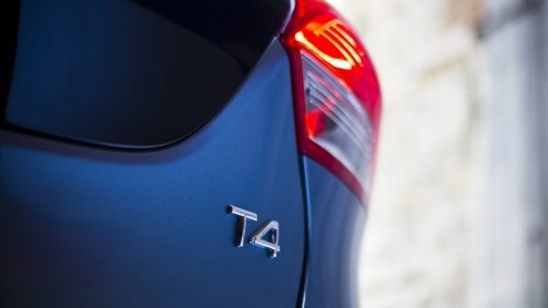 De Volvo S40 en V50 lopen op hun laatste benen maar opvolging is onderweg, want het is de nieuwe V40 die het stokje mag gaan overnemen. Als vijfdeurs hatchback staat de nieuwe Zweed direct tegenover d