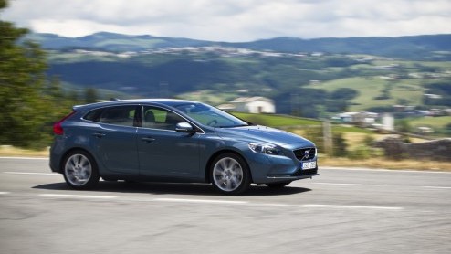 De Volvo S40 en V50 lopen op hun laatste benen maar opvolging is onderweg, want het is de nieuwe V40 die het stokje mag gaan overnemen. Als vijfdeurs hatchback staat de nieuwe Zweed direct tegenover d
