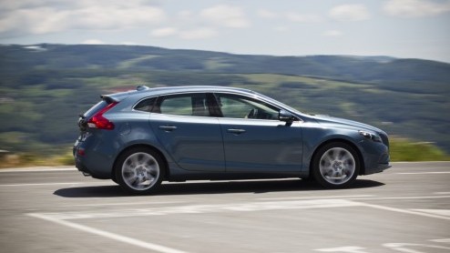 De Volvo S40 en V50 lopen op hun laatste benen maar opvolging is onderweg, want het is de nieuwe V40 die het stokje mag gaan overnemen. Als vijfdeurs hatchback staat de nieuwe Zweed direct tegenover d