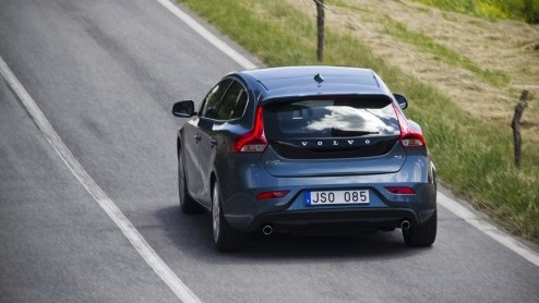 De Volvo S40 en V50 lopen op hun laatste benen maar opvolging is onderweg, want het is de nieuwe V40 die het stokje mag gaan overnemen. Als vijfdeurs hatchback staat de nieuwe Zweed direct tegenover d