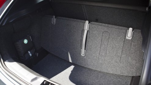 De Volvo S40 en V50 lopen op hun laatste benen maar opvolging is onderweg, want het is de nieuwe V40 die het stokje mag gaan overnemen. Als vijfdeurs hatchback staat de nieuwe Zweed direct tegenover d
