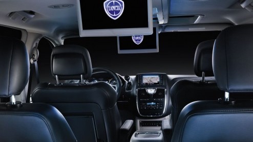 Lancia maakt zich op voor de nieuwe Thema en Voyager. Nog voor de jaarwisseling staat het duo bij de dealer. De importeur heeft de prijzen op een rij; de Thema is er vanaf 57.000 euro, de Voyager kost