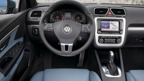 We wisten al dat Volkswagen de Eos ging vernieuwen. Nu meldt de importeur dat de tweedeurscabriolet in het nieuw te bestellen is vanaf 33.900 euro.